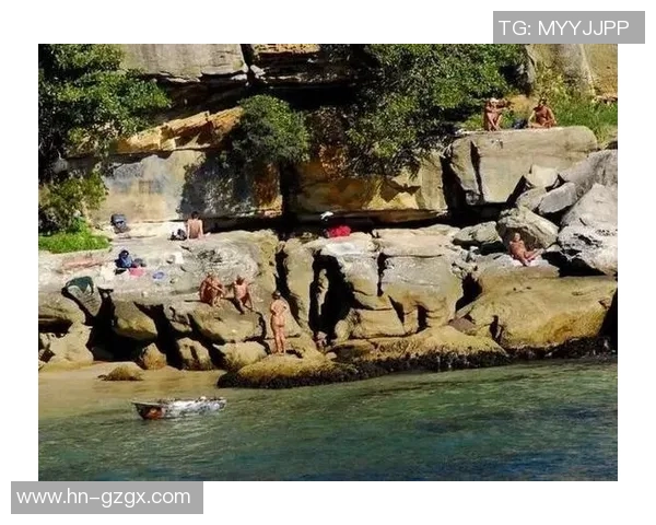 畅游夏日海滩，挑选最适合你的泳装，尽享清凉与自信